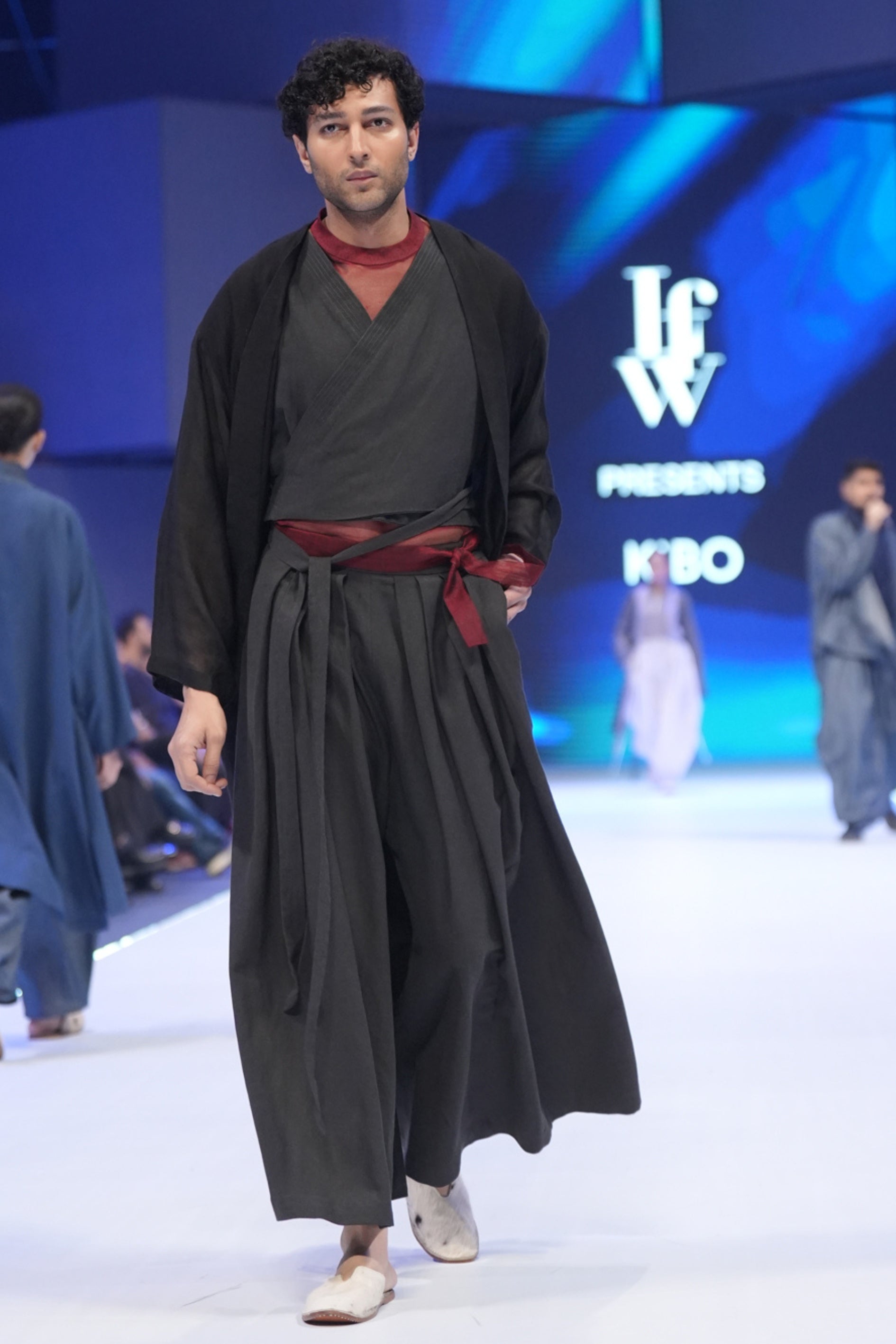 Hozuki Super Wide Leg Pleated Pants in Black Linen