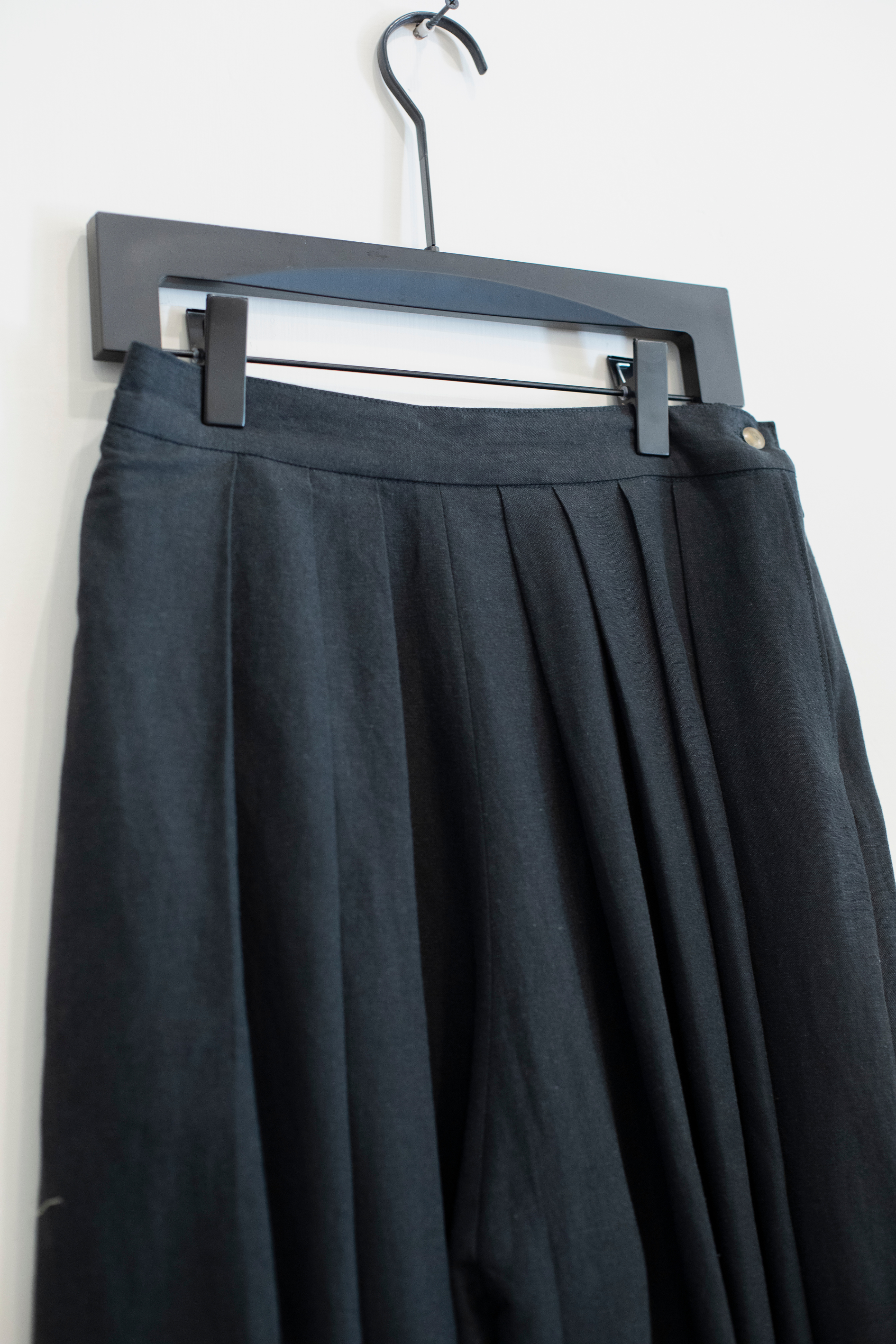Hozuki Super Wide Leg Pleated Pants in Black Linen