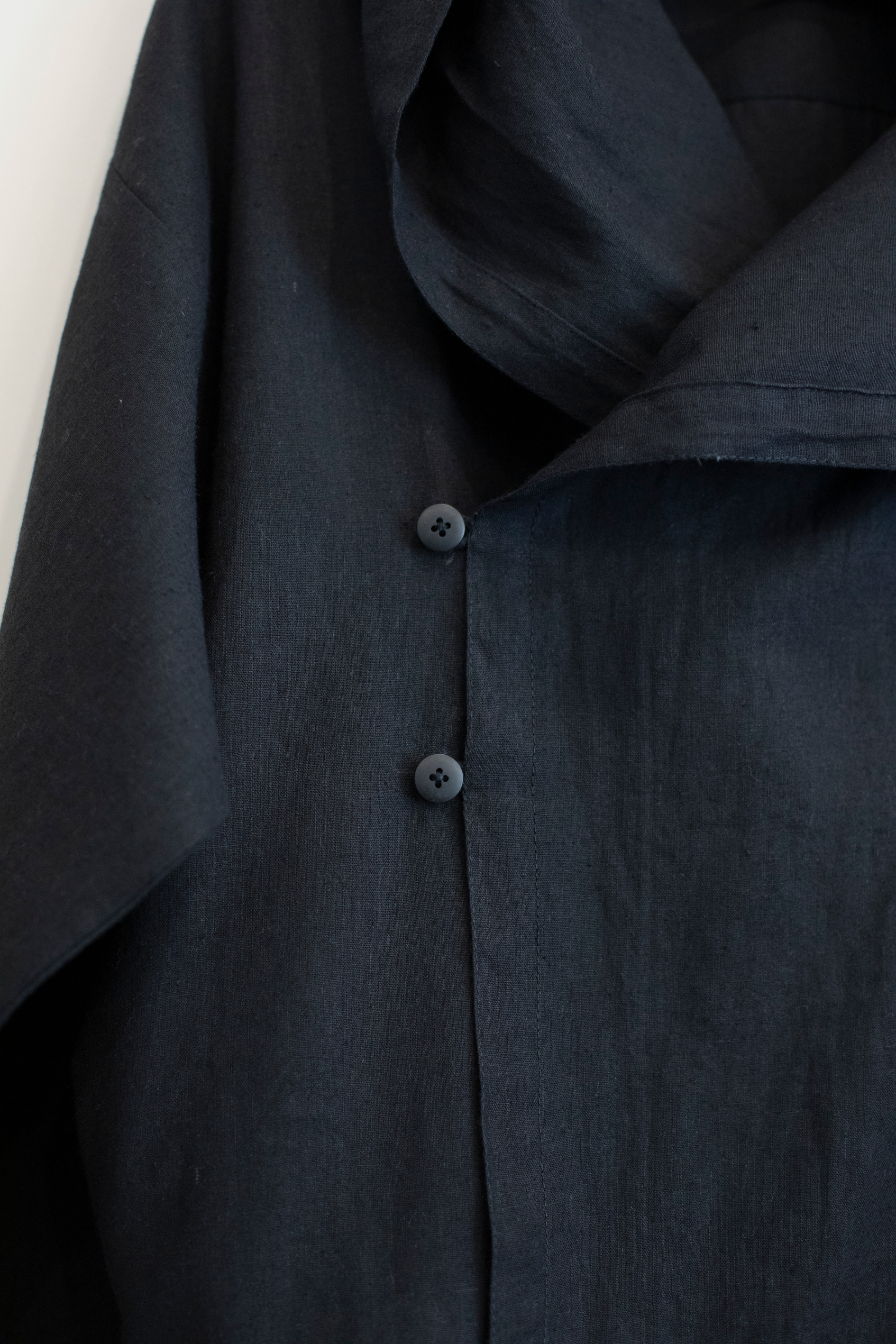 Hachi Hooded Shirt in Black Linen