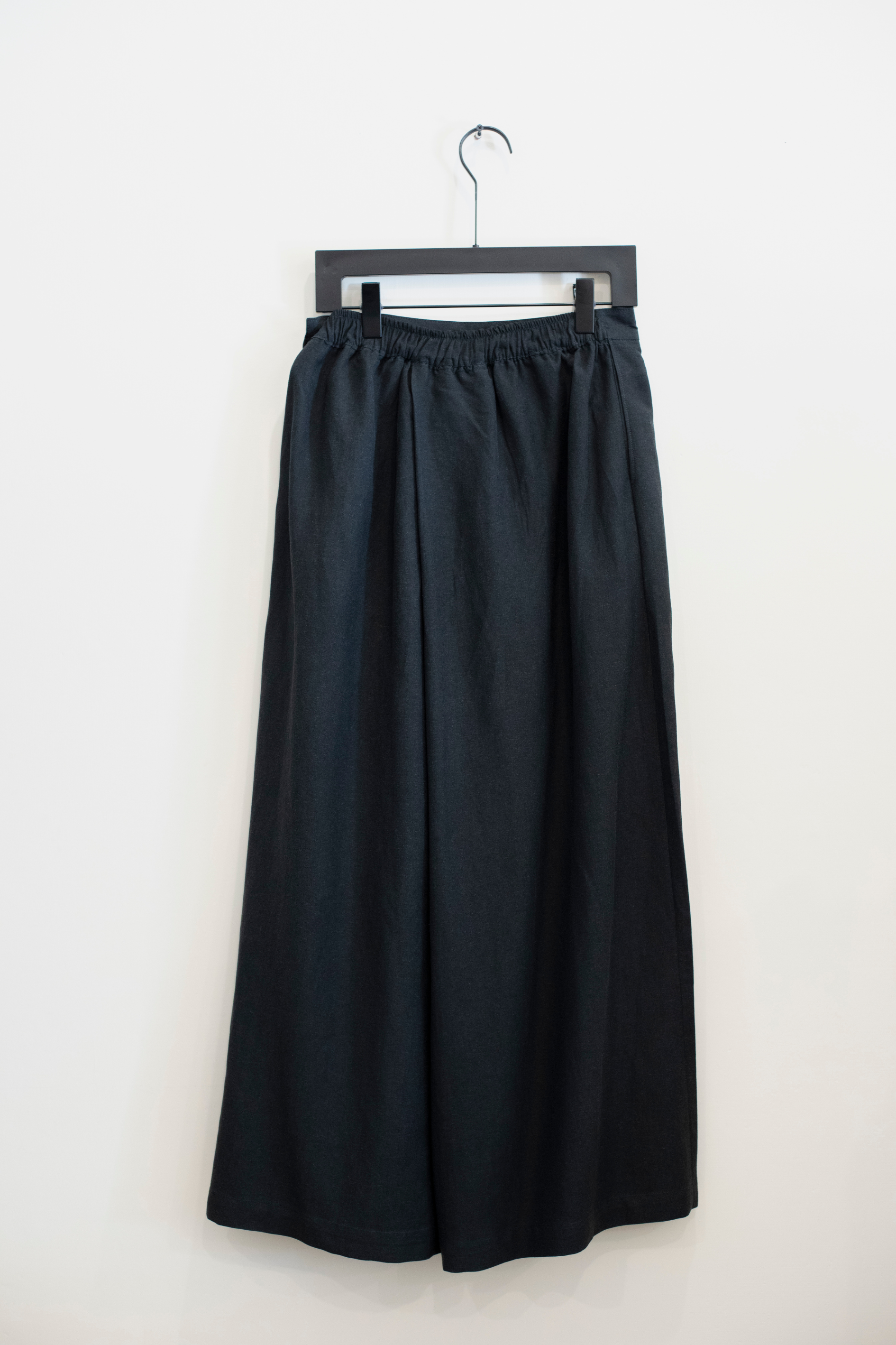 Hozuki Super Wide Leg Pleated Pants in Black Linen