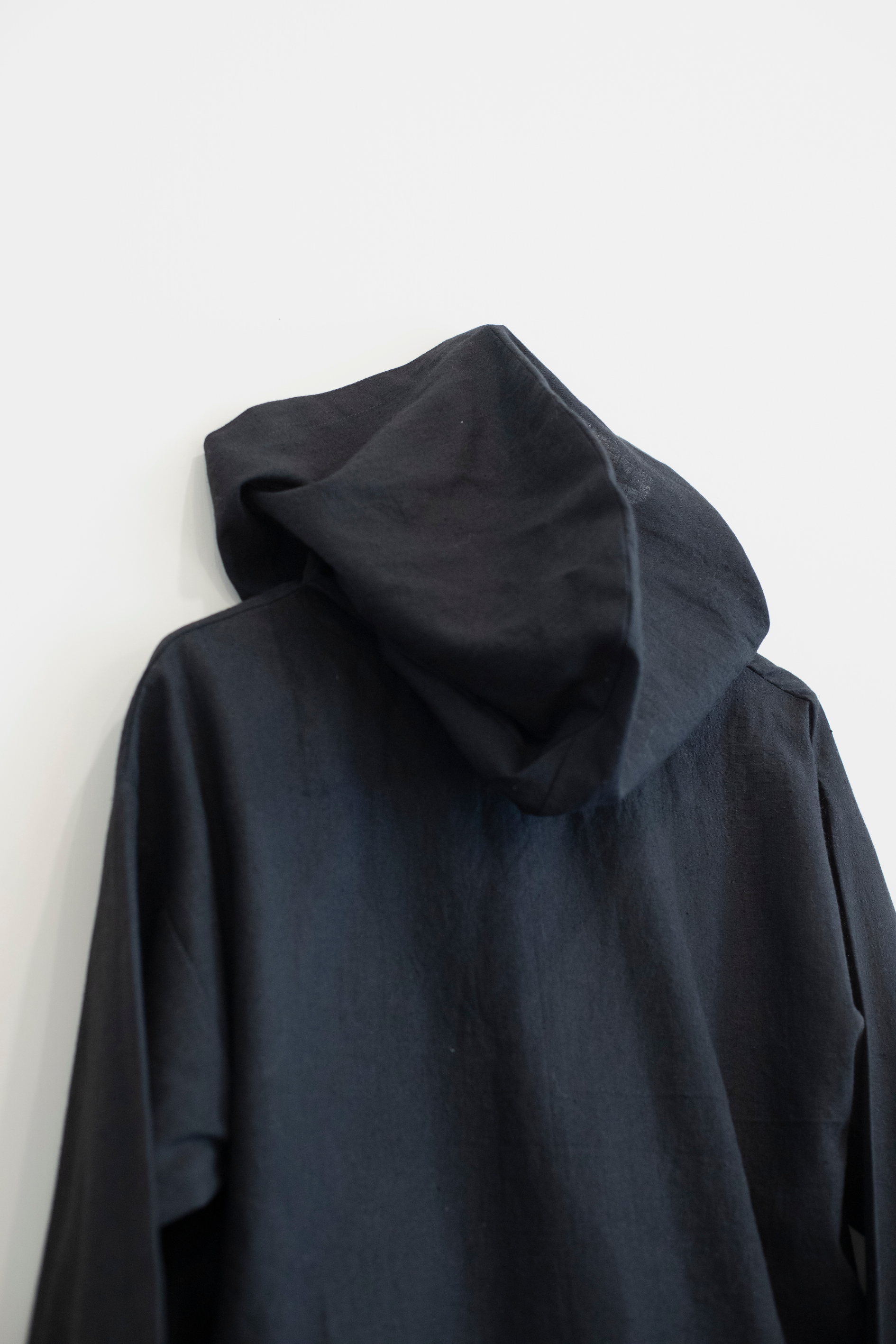 Hachi Hooded Shirt in Black Linen